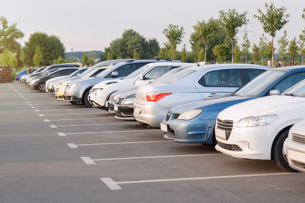 Jak długo auto może stać na parkingu przy lotnisku? 1 parking przy lotnisku